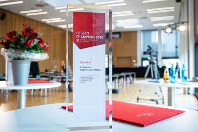 Der Hessen-Champions-Pokal von ABICOR BINZEL steht auf einem Tisch