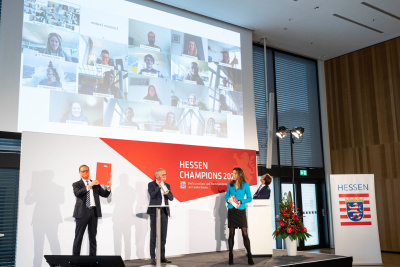 Virtuelle Preisverleihung: Wirtschaftsminister Tarek Al-Wazir überreicht dem Team von Alnatura ihren Preis