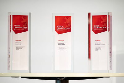 Preise stehen auf einem Tisch