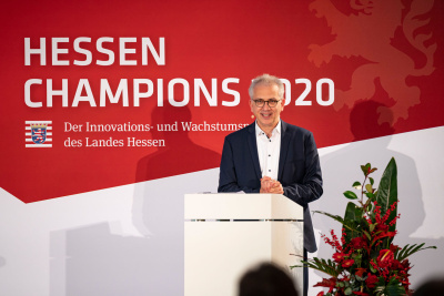 Hessens Wirtschaftsminister Tarek Al-Wazir verleiht die Preise