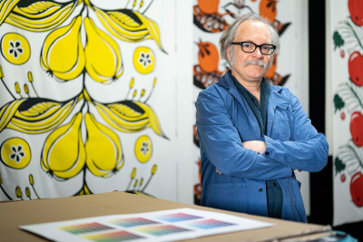 Axel Rössler in steht in seiner Werkstatt in Maintal.