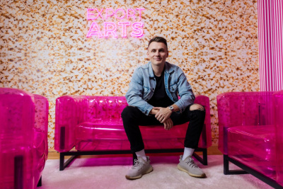 Jonas Müller sitzt auf einer pinken, aufblasbaren Couch.