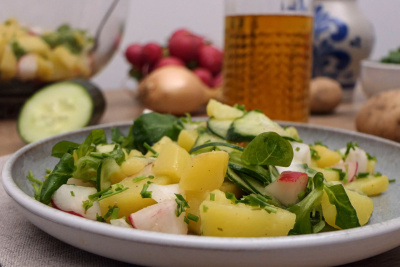 Kartoffelsalat in einer Schale