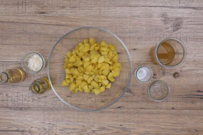 Kartoffelsalat wird zubereitet