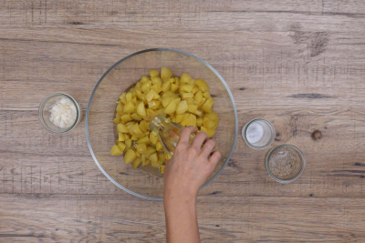 Kartoffelsalat wird zubereitet