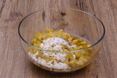 Kartoffelsalat wird zubereitet