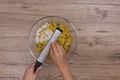 Kartoffelsalat wird zubereitet