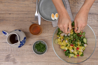 Kartoffelsalat wird zubereitet