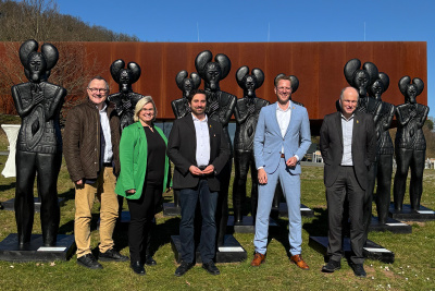 Gruppenbild vor Keltenfürstenskulpturen vor der Keltenwelt am Glauberg. Auf unserem Bild sind zu sehen: Dr. Rainer Waldschmidt, Geschäftsführer Hessen Trade & Invest GmbH, Henrike Strauch, Bürgermeisterin Glauburg, Marcus Coesfeld, Museumsdirektor der Keltenwelt am Glauberg, Christoph Degen, Staatssekretär im Ministerium für Wissenschaft und Forschung, Kunst und Kultur, Landesarchäologe Prof. Dr. Udo Recker.
