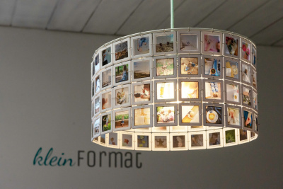 Eine Lampe hängt an der Decke