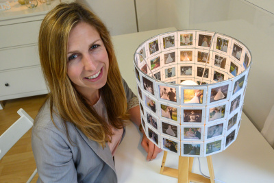 Lena Eckhardt vor einer Lampe.