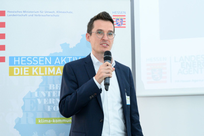 Johannes Salzer steht mit einem Mikrofon auf der Bühne.