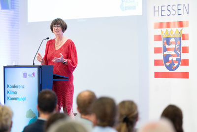 Hessens Umweltministerin Priska Hinz steht an einem Pult auf der Bühne.