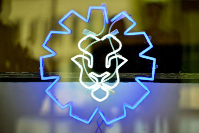 Eine leuchtende Lampe in Form eine Löwenkopfes