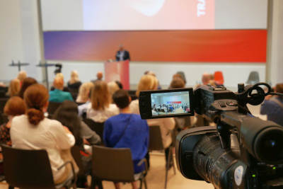 Wirtschaftsminister Tarek Al-Wazir steht auf der Bühne.
