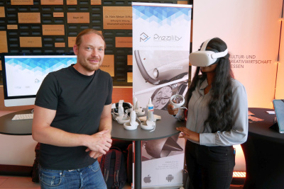 Daniel Schulz, Gründer und CEO von Preality und seine Mitarbeiterin Thivyani Ravichandran.