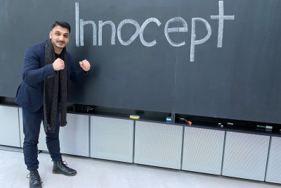 Mann steht vor Tafel mit Aufschrift innocent