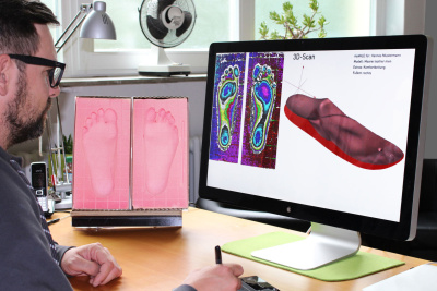 Am Computer entsteht eine Design-Sandale mit individuell angepasstem Fußbett.