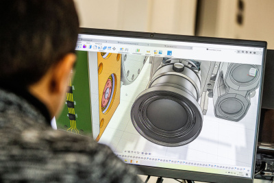 Mann schaut in PC auf eine technische 3D-Zeichnung