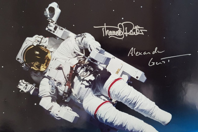 Plakat der Hessen Agentur mit Thomas Reiter im Weltraum