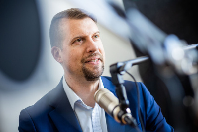 Dr. David Eckensberger vor einem Mikrofon.