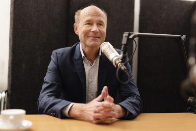 Dr. Karsten McGovern vor einem Mikrofon.