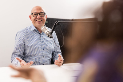 Ein Mann vor einem Mikrofon.