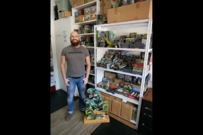 Raimund Frey vor vielen Dino-Artikeln.