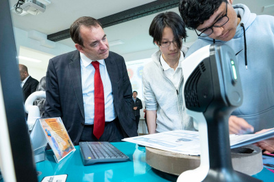 Hessens Kultusminister Prof. Dr. R. Alexander Lorz mit zwei Schülern der Elly-Heuss-Schule in Wiesbaden.