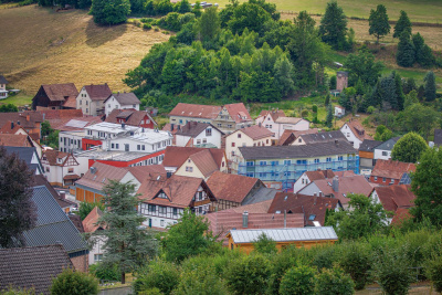 Es sind mehrere Häuser der Gemeinde Jossgrund im hessischen Main-Kinzig-Kreis zu sehen.