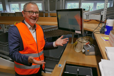 Dr. Rainer Waldschmidt im Distributionszentrum der RS Group in Bad Hersfeld.
