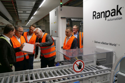 Eine Besuchergruppe vor der Maschine Ranpak automation.