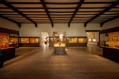 Schaukästen in der Römer-Ausstellung der Saalburg.