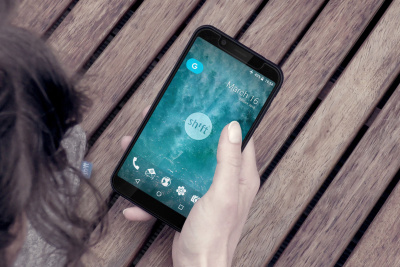 Frau hat Smartphone in der Hand