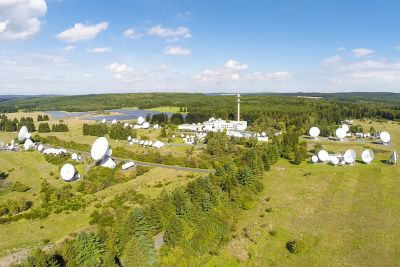 Riesige Antennen auf einer Wiese