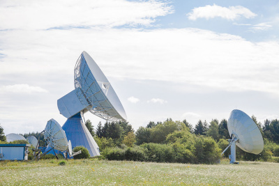 Riesige Antennen auf einer Wiese