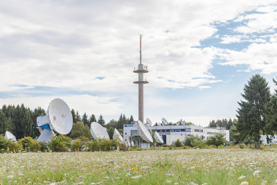 Riesige Antennen auf einer Wiese