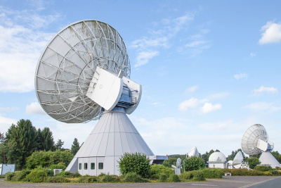 Riesige Antennen auf einer Wiese