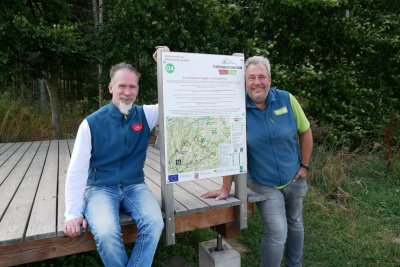 Andrew Kesper und Klaus Hamel stehen draußen nebeneinander.