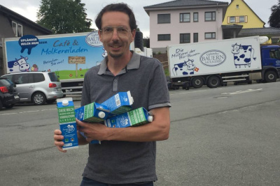Nicolas Barthelmeé, Gründer "Du bist hier der Chef!", mit Milch vor Molkerei