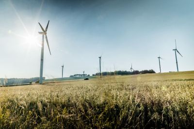 Windräder stehen in der Gemeinde Diemelsee.