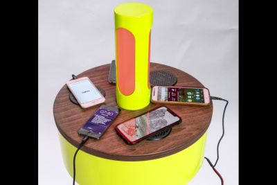 Mehrere Smartphone liegen auf einer mobilen Handyladestation.