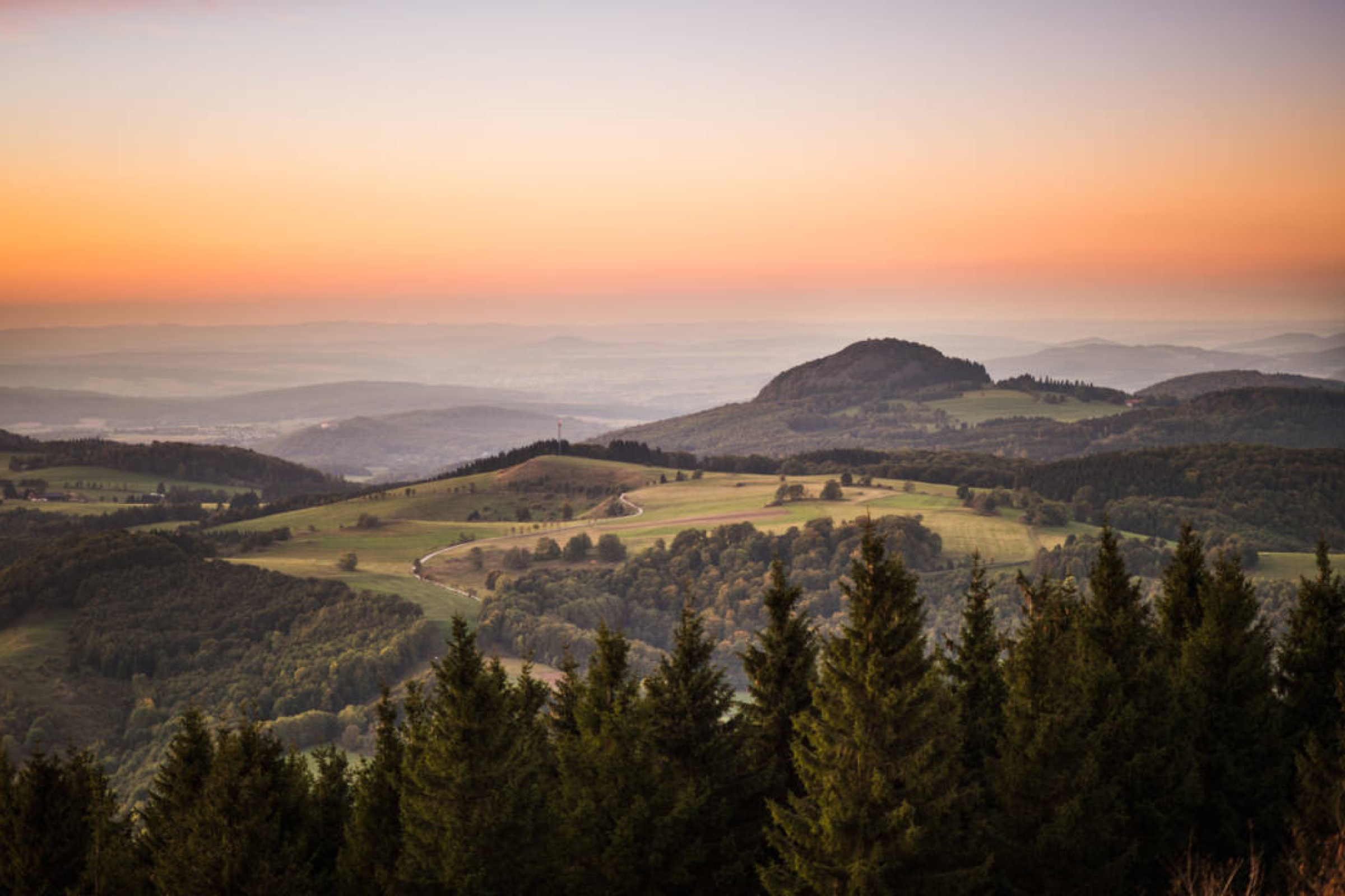 Hügelige Landschaft in Hessen.