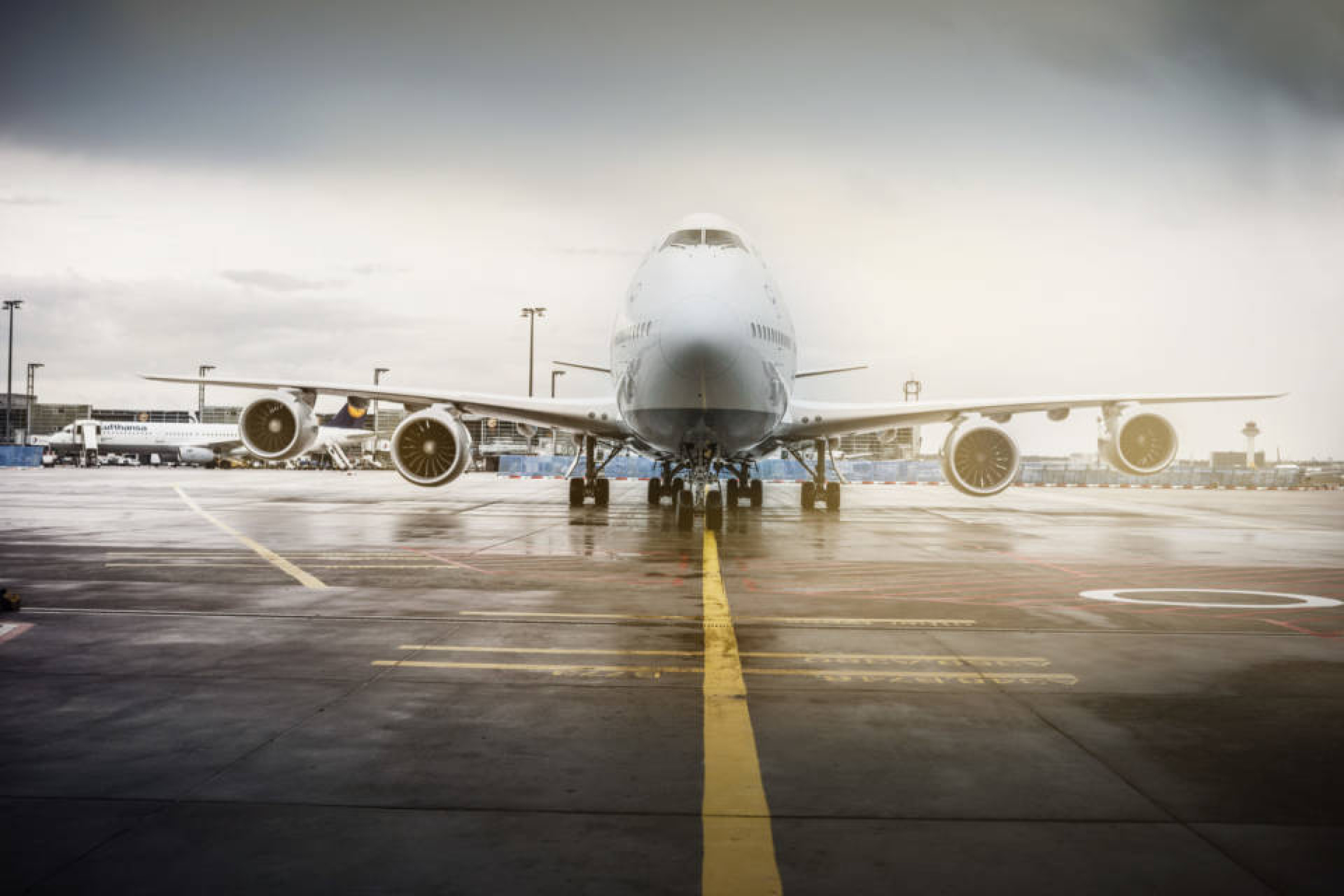 Ein Flugzeug am Frankfurter Flughafen steht auf dem Vorfeld.