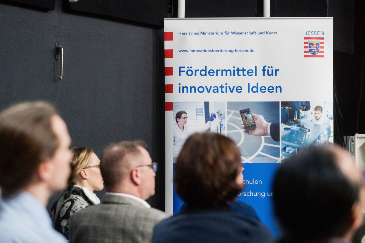 Großer Plakat der Innovationsförderung Hessen.