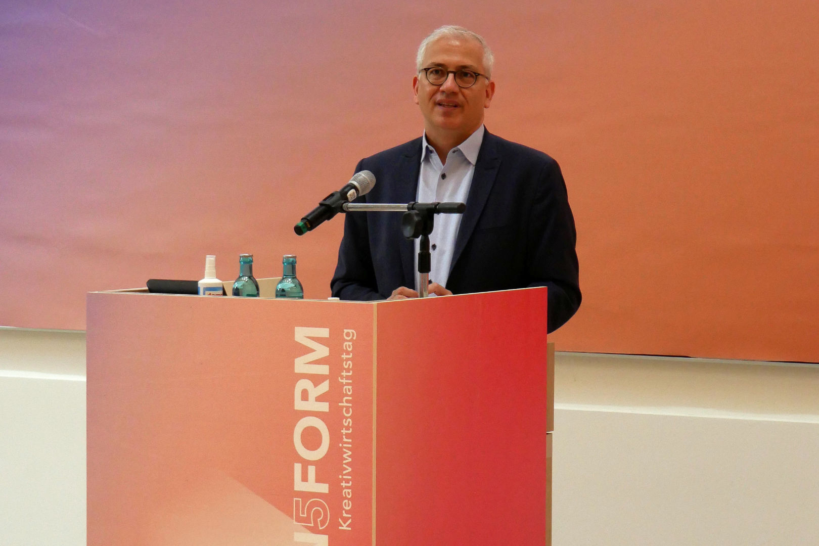 Hessens Wirtschaftsminister Tarek Al-Wazir beim 5. Kreativwirtschaftstag in Frankfurt.