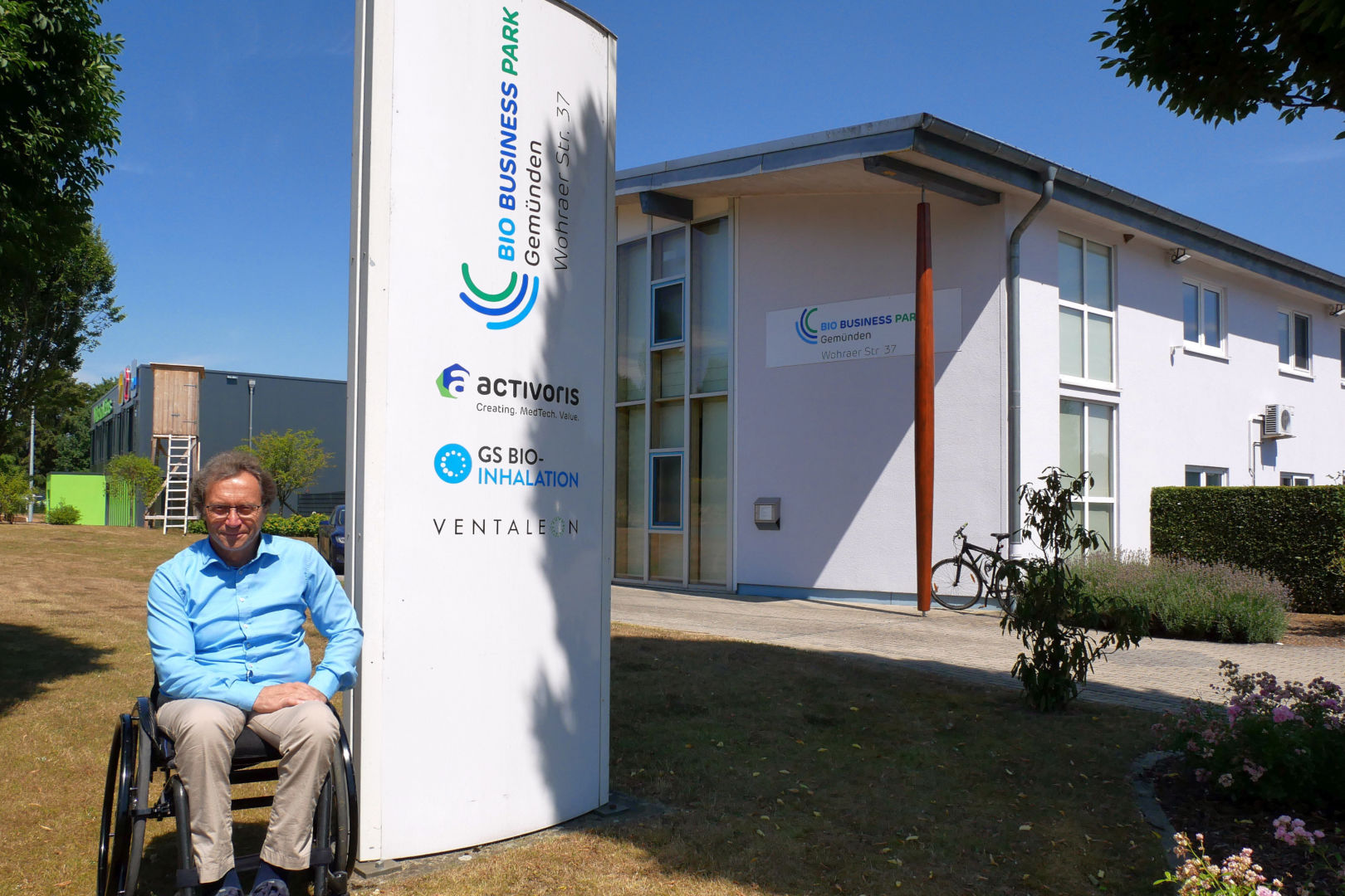 Dr. Gerhard Scheuch vor seiner Firma in Nordhessen.