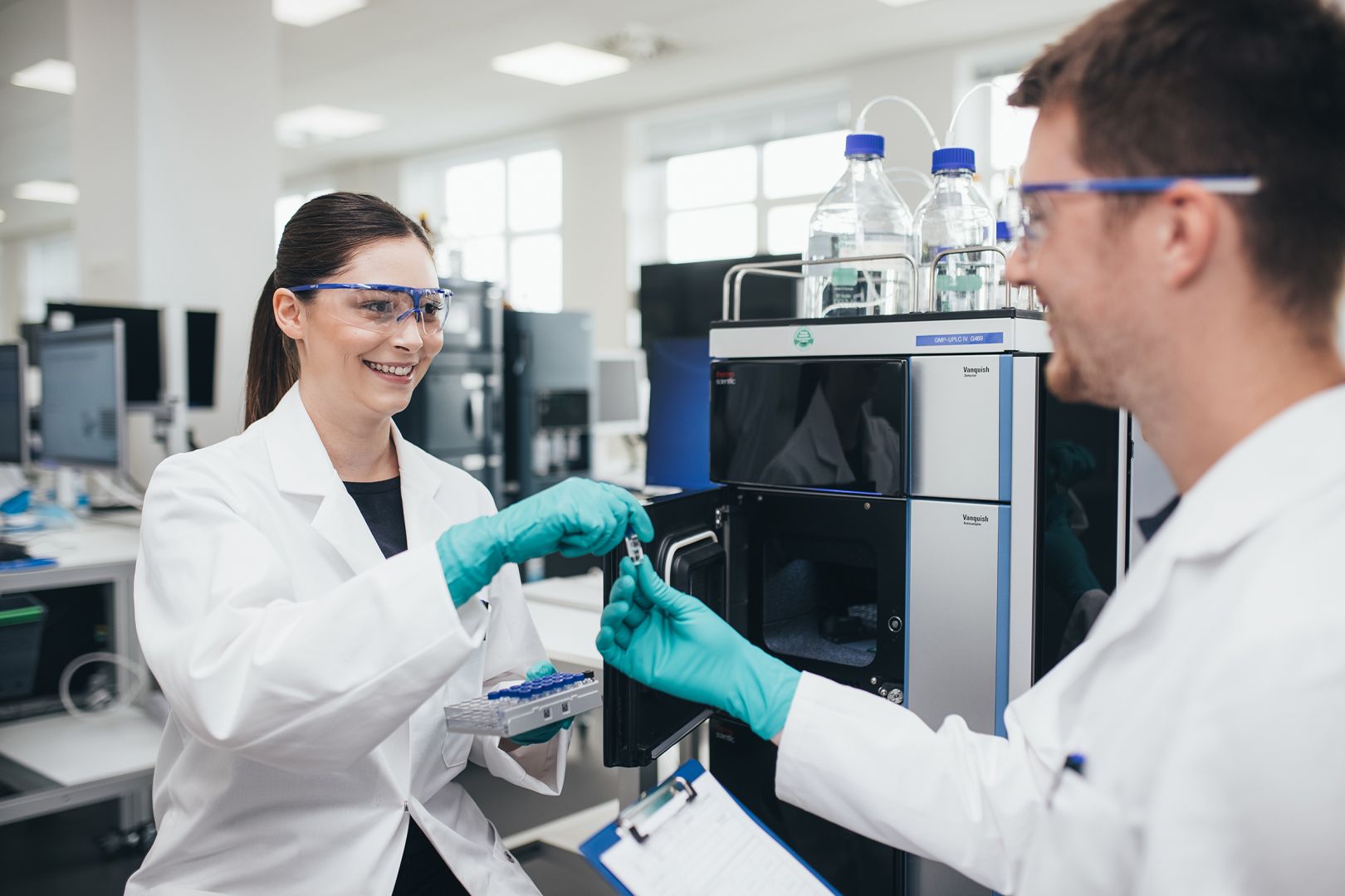 Eine Frau und ein Mann arbeiten in einem Labor des Unternehmens BioSpring.