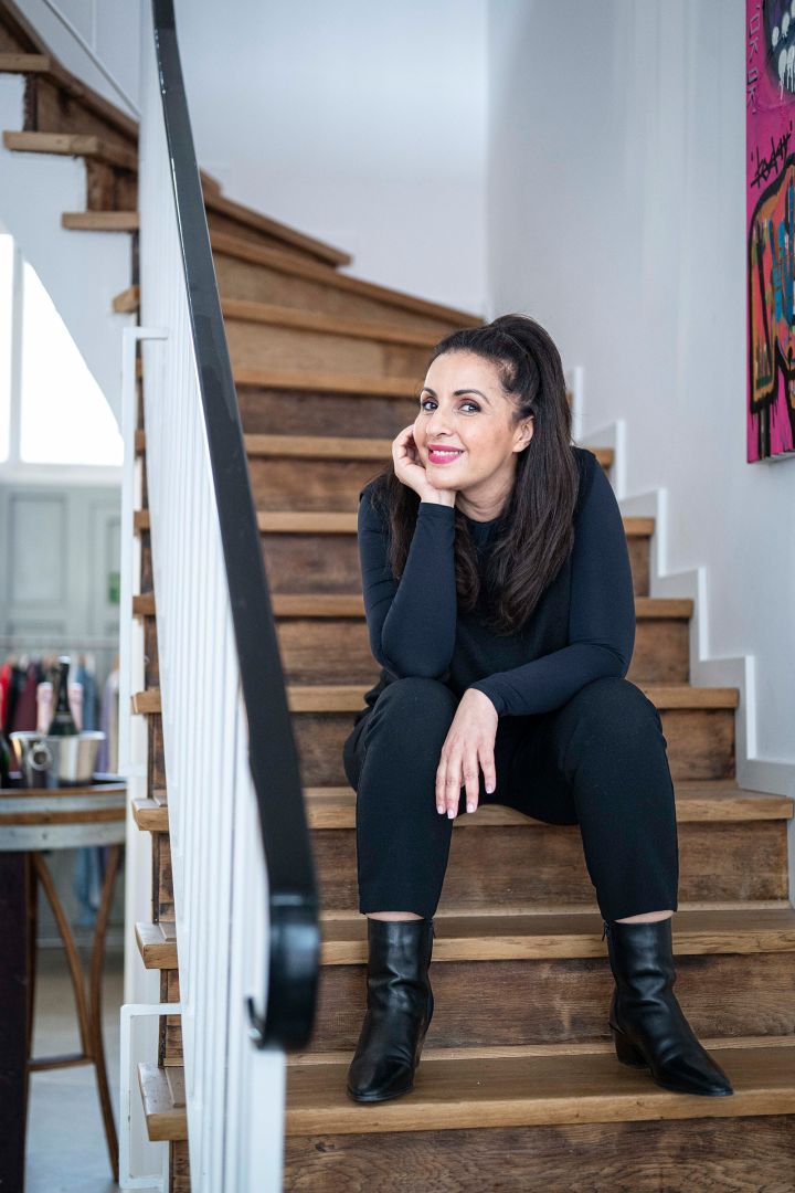 Nadia Doukali sitzt auf einer Treppe.
