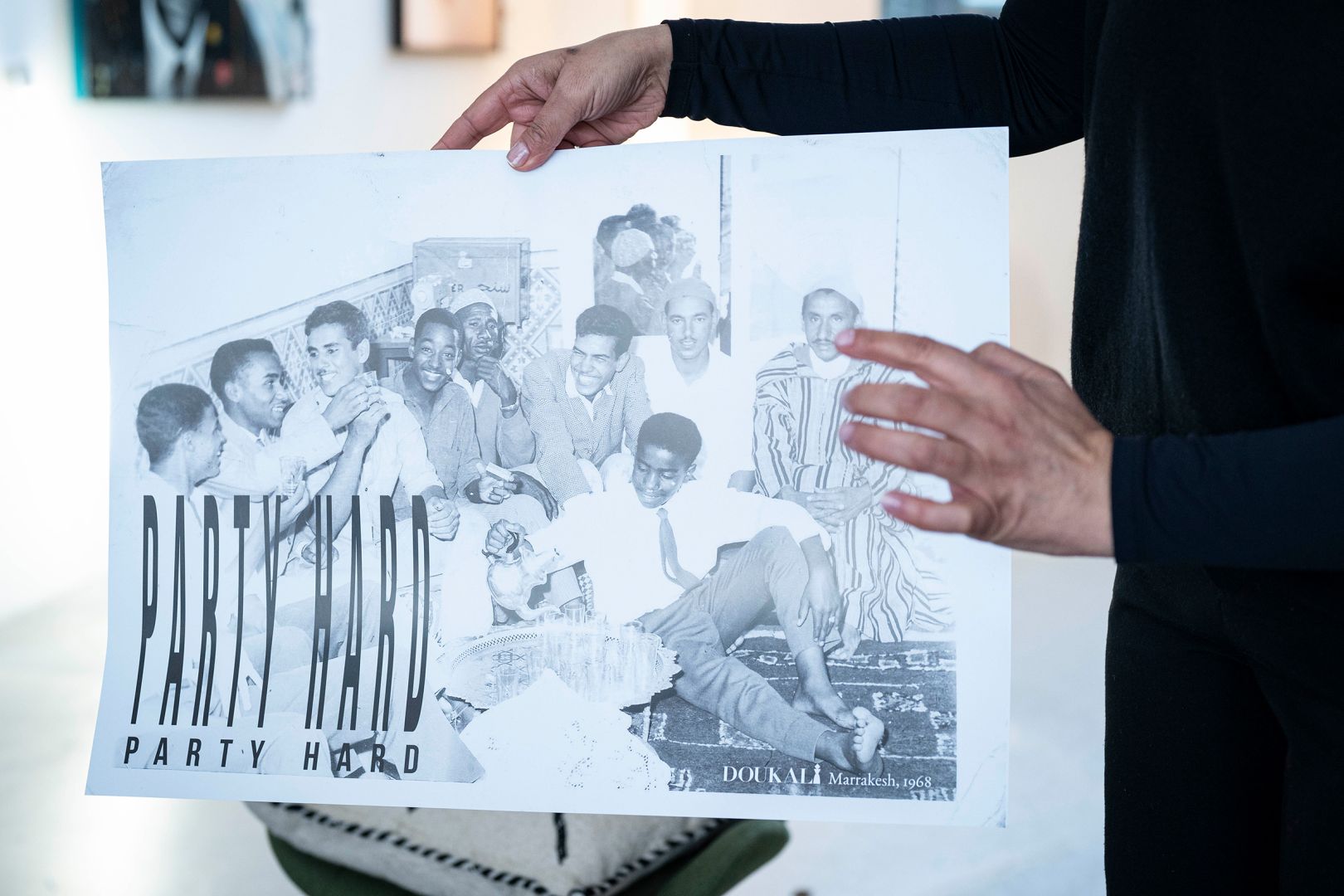 Nadia Doukali zeigt ein altes Foto ihres Vaters und von seinen Freunden aus dem Jahr 1968.